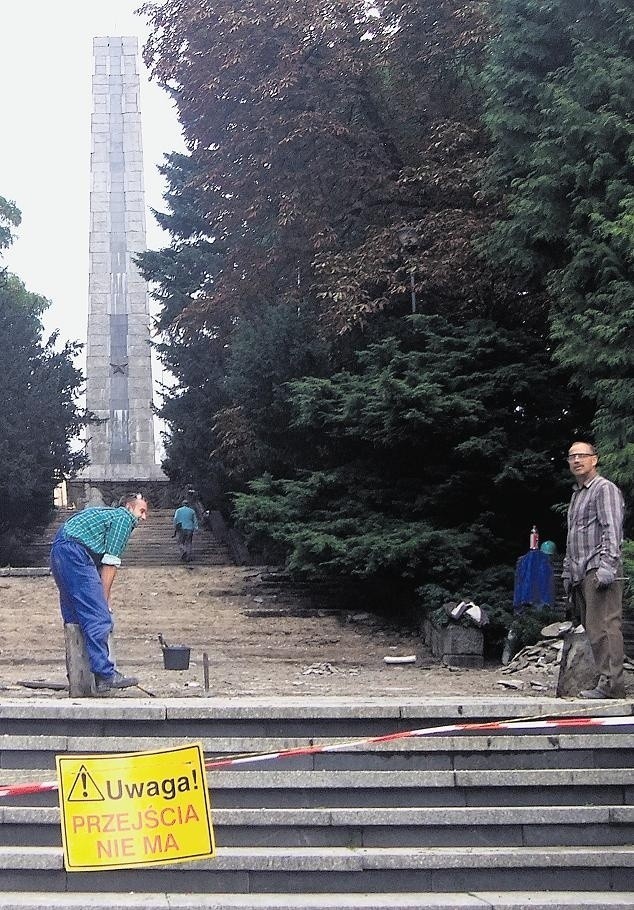 Za remont schodów płaci Ambasada Federacji Rosji