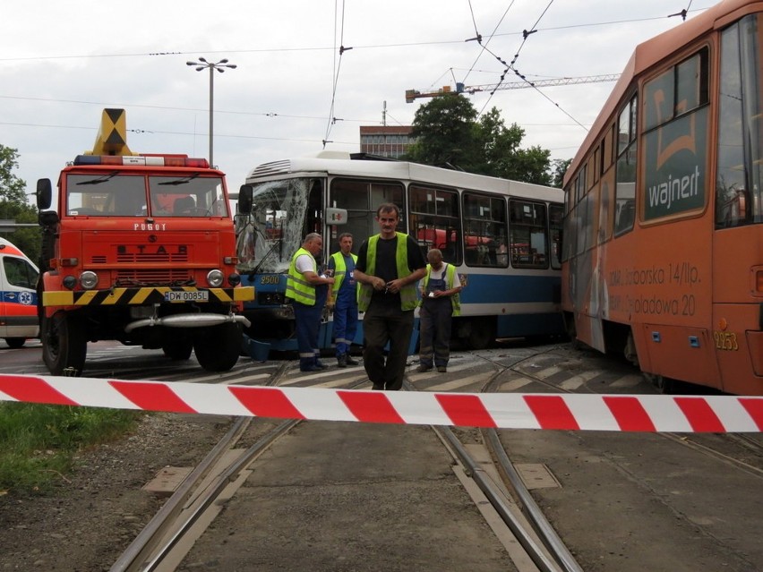 Zderzenie tramwajów na Powstańców Śląskich. Pięć osób rannych (ZDJĘCIA)