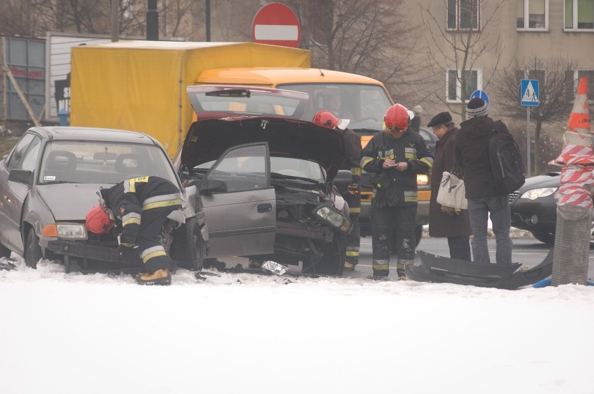 Wypadek na skrzyżowaniu Diamentowej i Wrotkowskiej: Jedna osoba w szpitalu (ZDJĘCIA)