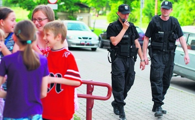 Posterunkowi Jarosław Kikiel i Jarosław Rutka patrolują regularnie osiedle Zabobrze