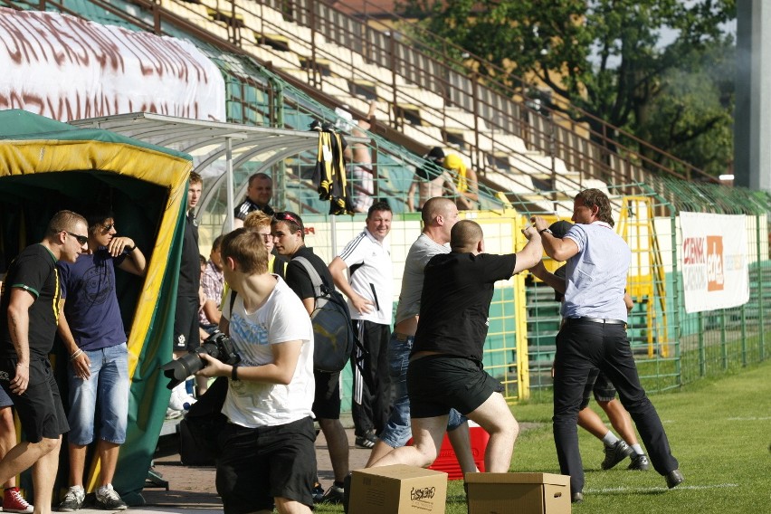 Zadyma podczas sparingu GieKSy z Koroną. Kibice głośno domagają się dymisji władz!