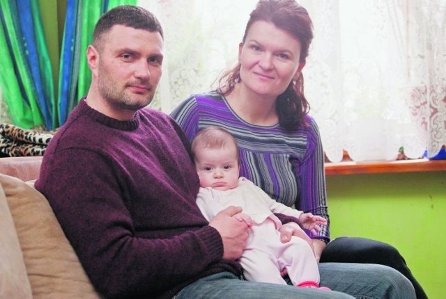 Piotr Łuczyński z żoną Magdaleną i córką Zuzią, która urodziła się w domu 6 listopada ub.r.