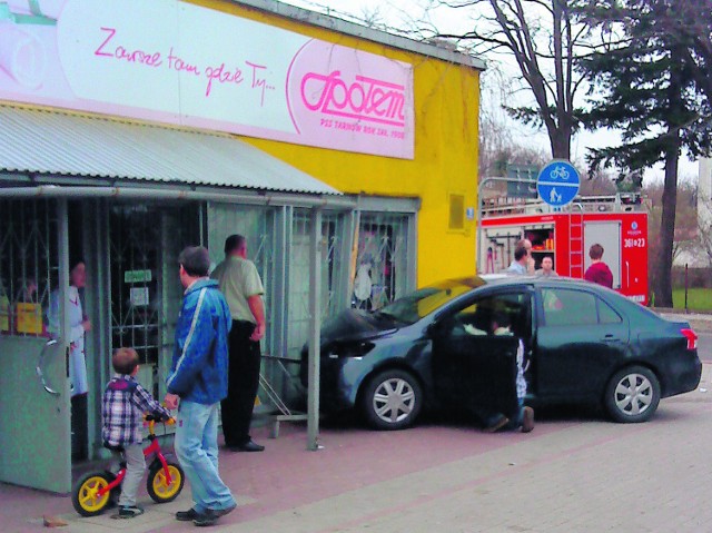 Mieszkaniec Smęgorzowa wjechał czarną toyotą w witrynę sklepu. Na szczęście nikomu nic się nie stało
