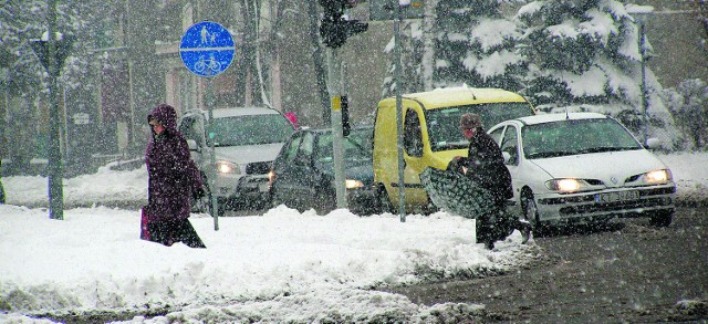 Śnieżyca dawała się we znaki nie tylko kierowcom, brnąc w śniegu lub błocie musieli też przechodnie