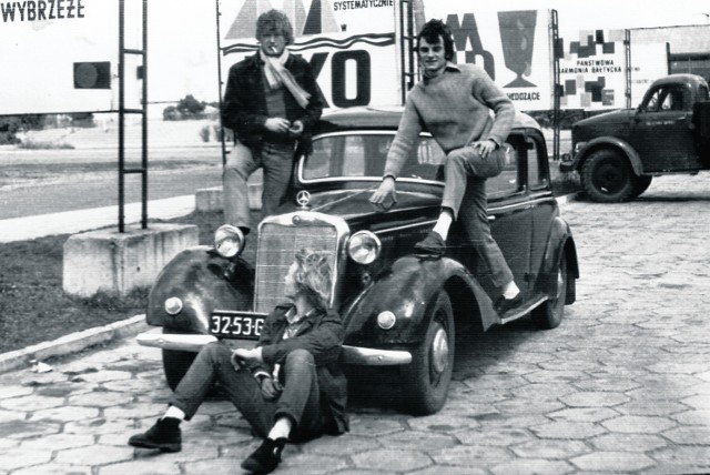 Rok 1971. Maturzysta Krzysztof Kosik z kolegami i swoim pierwszym Mercedesem. W głębi - ciężarowy Lublin, licencyjna wersja Gaz-a 51