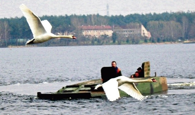 W Rybniku bojowe Rosomaki są sprawdzane przez cały rok, bo zalew nie zamarza nawet zimą