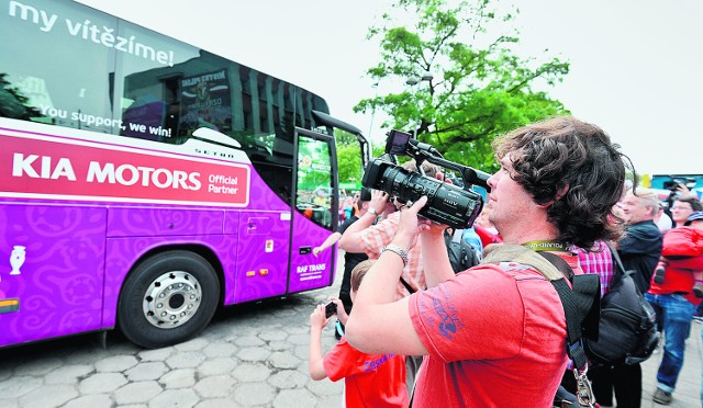 Kolorowe autobusy, barwne slogany. Euro 2012 to nie tylko mecze i bramki, to także niepowtarzalna atmosfera