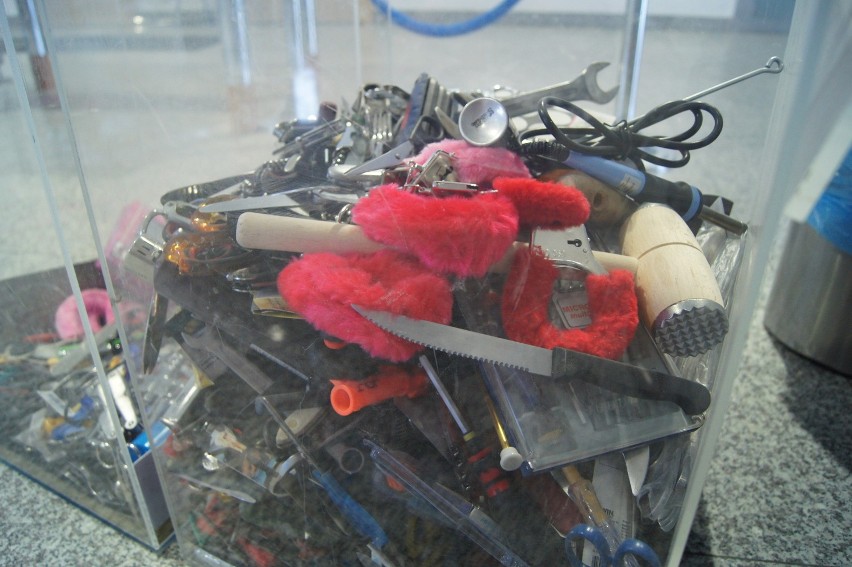 Niedozwolone przedmioty na lotnisku Ławica. Z pluszowymi kajdankami nie polecisz!