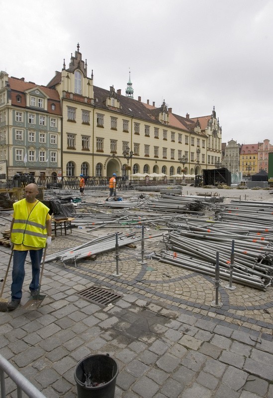 Wielkie sprzątanie Rynku: Trwa demontaż strefy kibica (ZDJĘCIA)