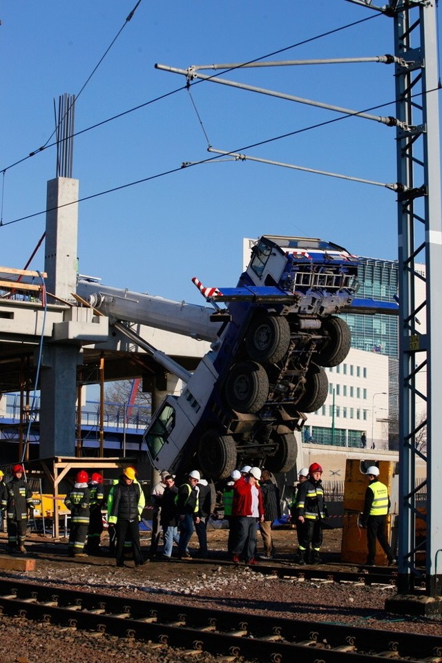 Dźwig przewrócił się na budowie nowego dworca PKP w grudniu.
