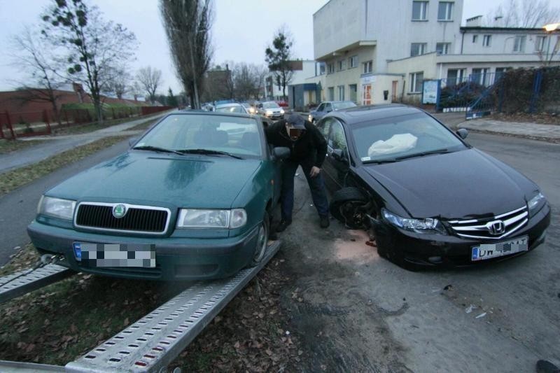 Wrocław: Pijany kierowca hondy staranował sześć samochodów (ZDJĘCIA)