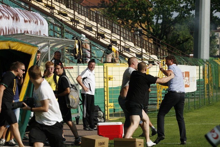 Zadyma podczas sparingu GieKSy z Koroną. Kibice głośno domagają się dymisji władz!