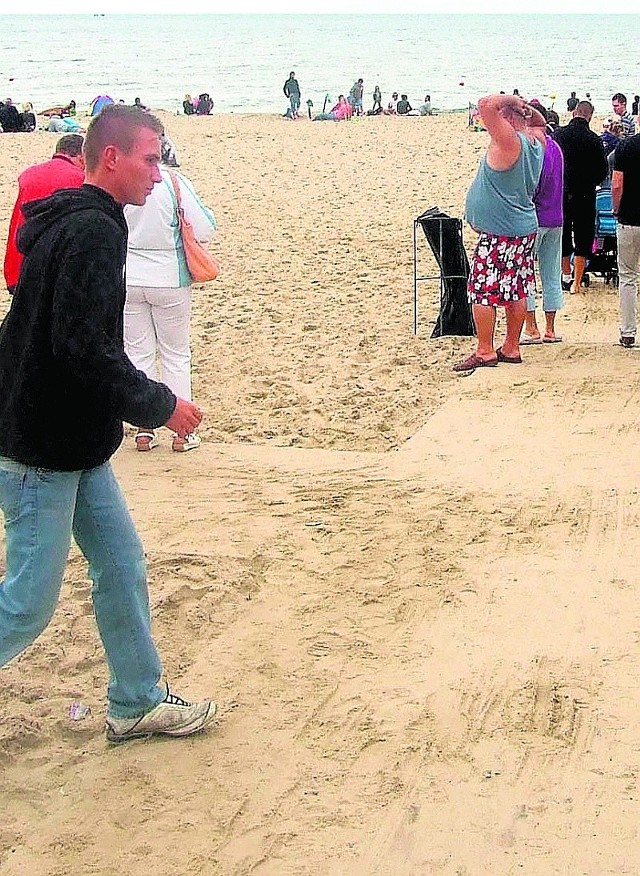 Jesienni turyści bardzo żałują, że trapów na plaży już nie ma.