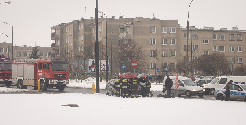 Wypadek na skrzyżowaniu Diamentowej i Wrotkowskiej: Jedna osoba w szpitalu (ZDJĘCIA)
