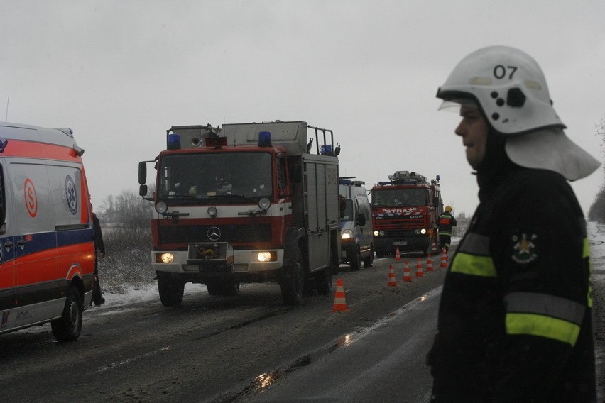 Bus koziołkował na drodze Lubin - Legnica. Osiem osób zostało rannych (FOTO)