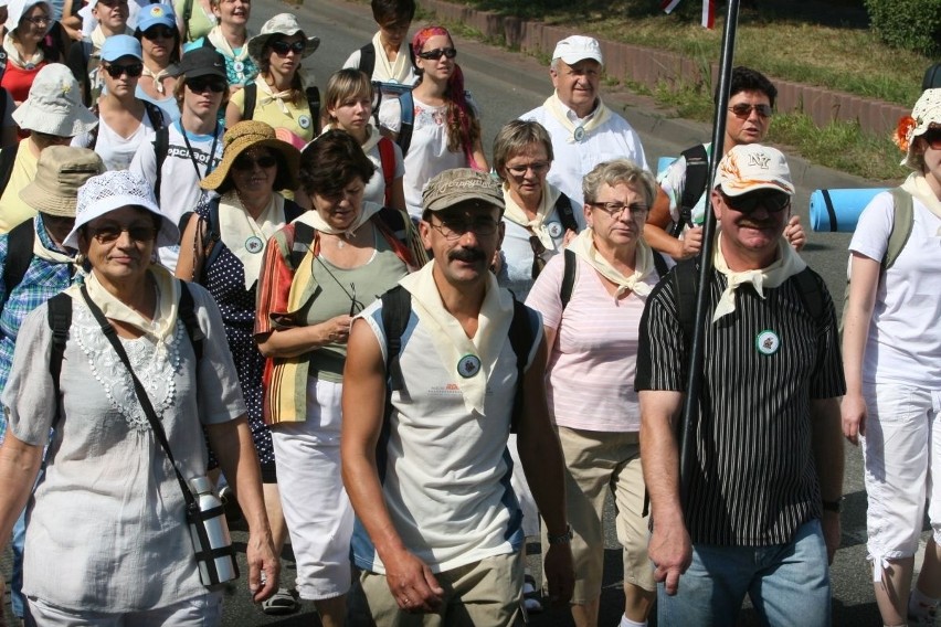 Cztery tysiące pielgrzymów z Rybnika jest już w drodze na Jasną Górę [ZDJĘCIA]