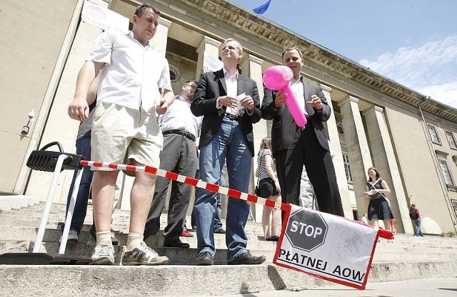 Czerwiec 2010: Piotr Babiarz (pierwszy z prawej) protestuje przeciwko płatnej AOW.