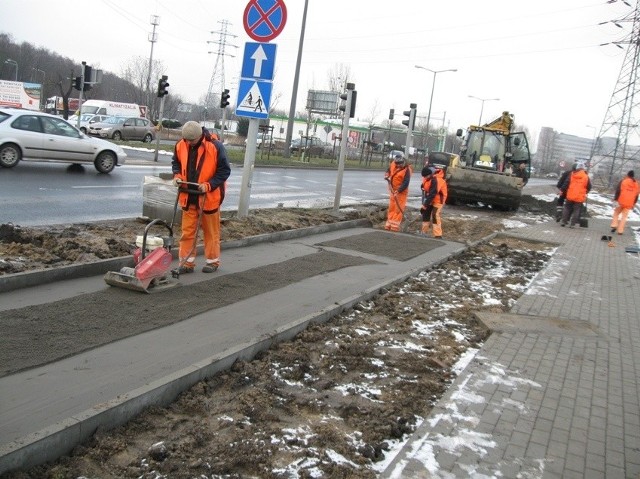 Trwa budowa ścieżki rowerowej na ulicy Szwajcarskiej