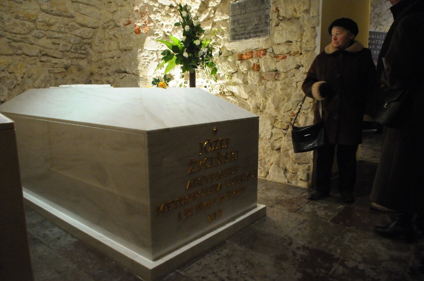 Można już odwiedzać kryptę z sarkofagiem abpa Życińskiego