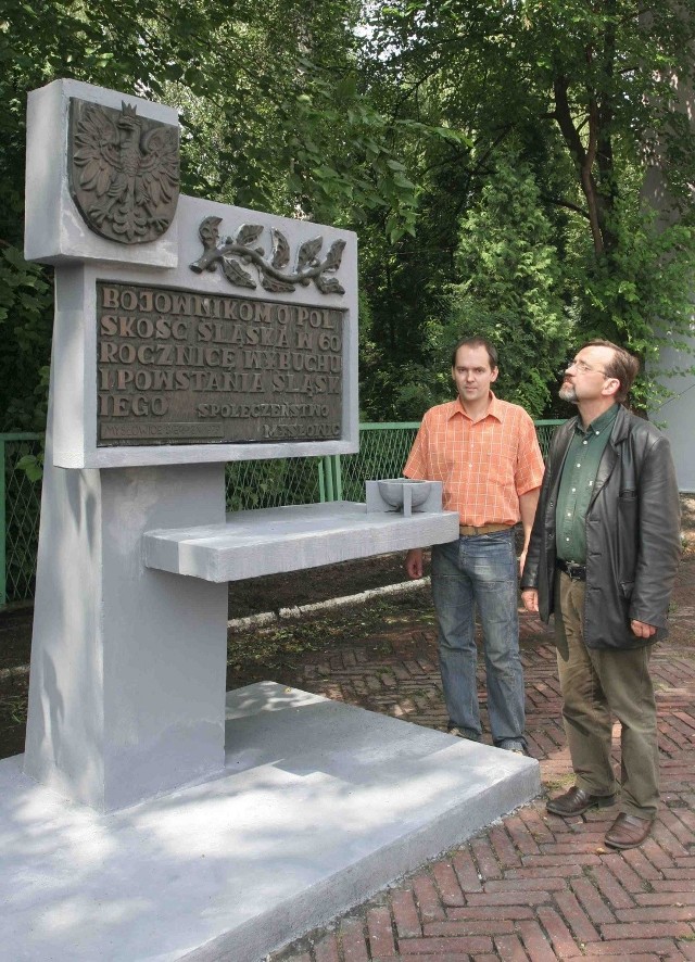 Wojciech Jakubowicz i Adam Plackowski z muzeum przed pomnikiem przy kopalni Mysłowice