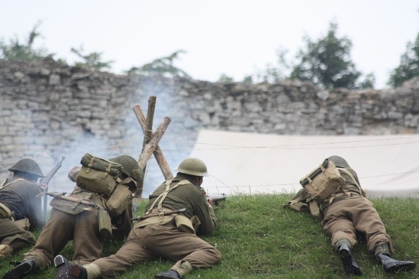 Zamek Ogrodzieniecki w Podzamczu przyciągnął fanów militariów [ZDJĘCIA i VIDEO]