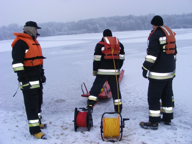 Poznańscy strażacy ćwiczą na Jeziorze Rusałka