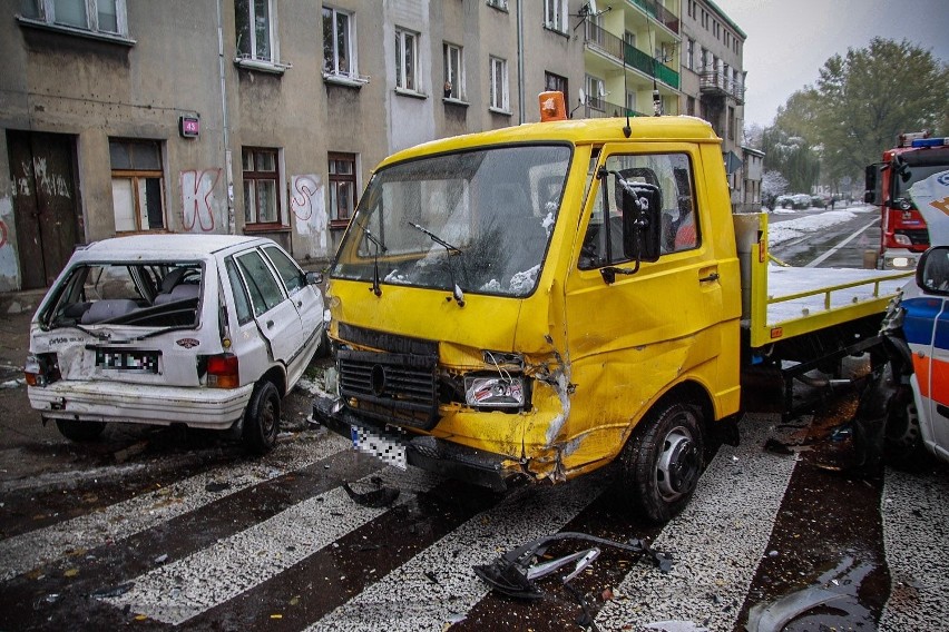 Wypadek karetki na Lutomierskiej. Troje rannych [ZDJĘCIA+FILM]