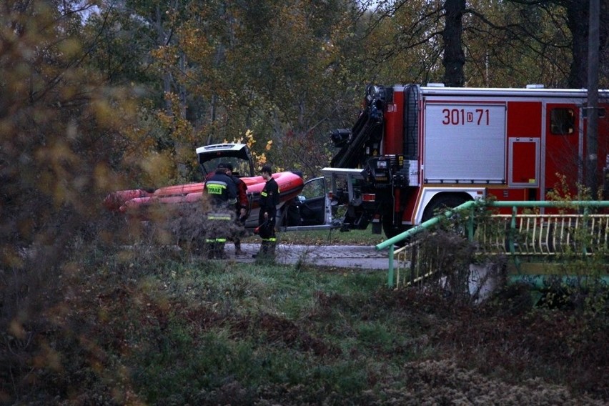 Akcja strażaków przy Kładce Złotnickiej. Szukali fragmentów ciała? (ZDJĘCIA)