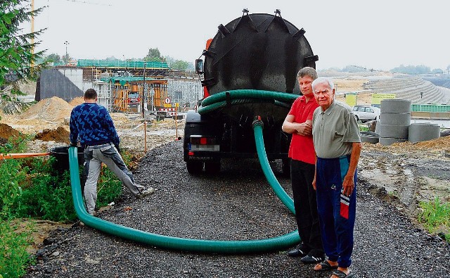 Miesięczny wywóz szamba to koszt ok. 200-300 zł. Wiele gospodarstw unika tego wydatku