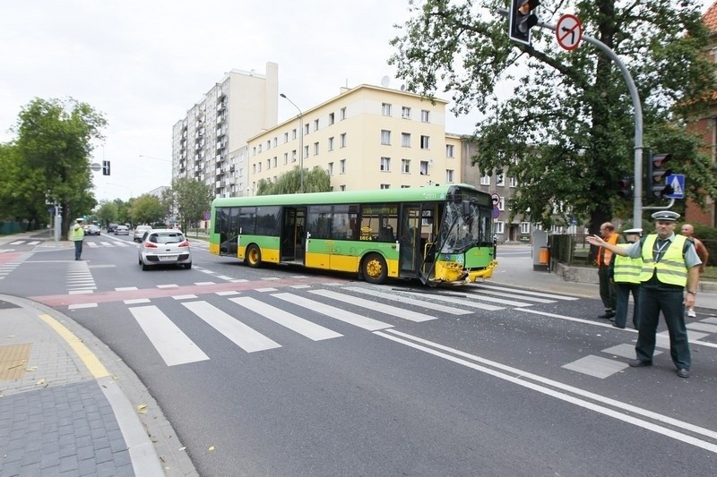 Autobus zderzył się z samochodem osobowym na skrzyżowaniu...