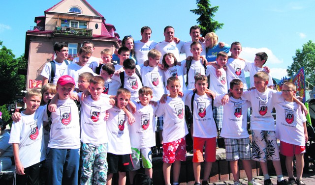 Dla wielu z tych chłopców zdjęcie z trenerem Szymkowiakiem będzie cenną pamiątką