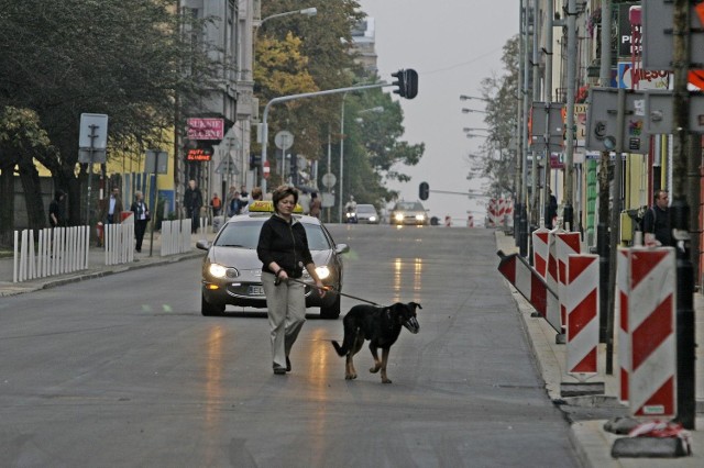 Niedziela, godz. 16.30. Mimo zakazu kierowcy jadą po ciepłym asfalcie.