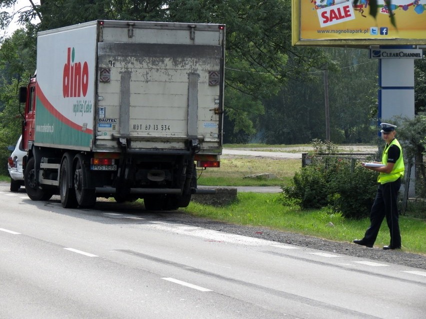 Wrocław: Na Średzkiej ciężarówka staranowała forda (ZDJĘCIA)