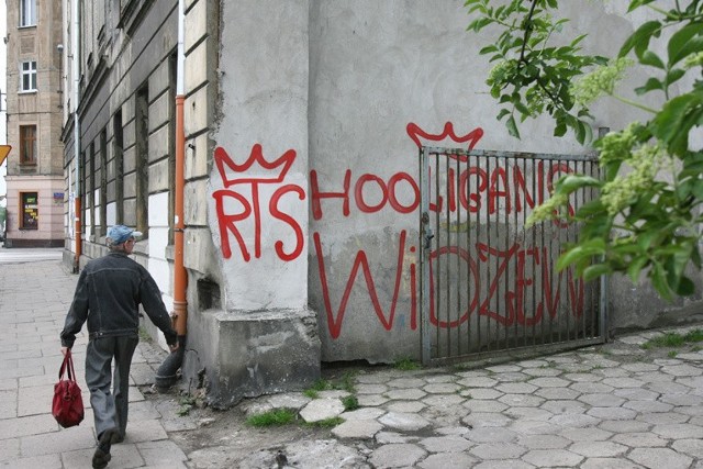 Jeden z łagodniejszych w treści i wymowie napisów, jakimi upstrzone są mury łódzkich kamienic