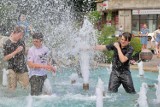 Kraków: kąpiel w fontannie świetna na upał [ZDJĘCIA]