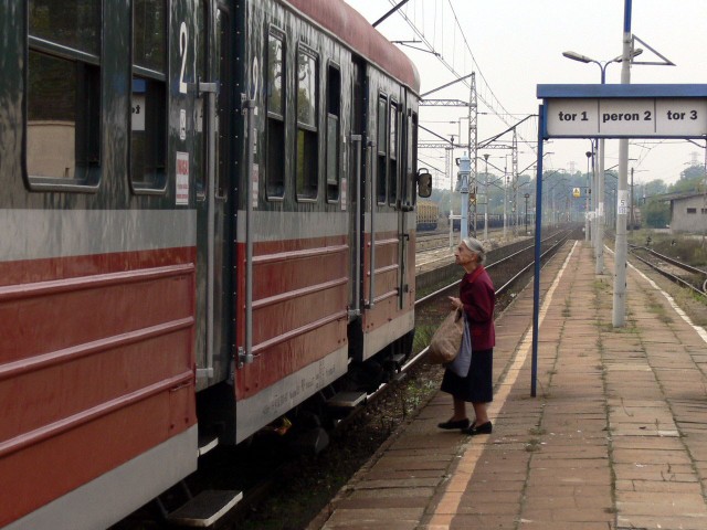 Pociągi nie zabrały czekających podróżnych na dworcu w Łowiczu