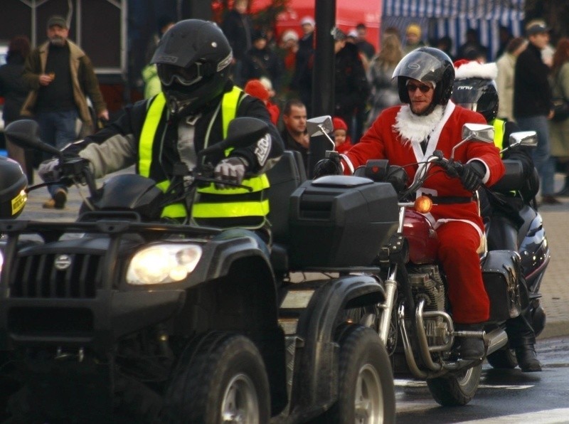 Niedzielna parada Mikołajów na motocyklach