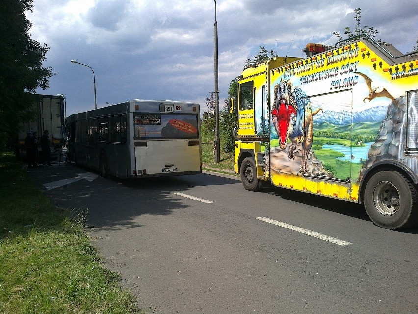 Wypadek autobusu w Tarnowskich Górach. 19 osób rannych [ZDJĘCIA]