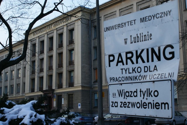 Wjazd na parking przed budynkiem Uniwersytetu Medycznego