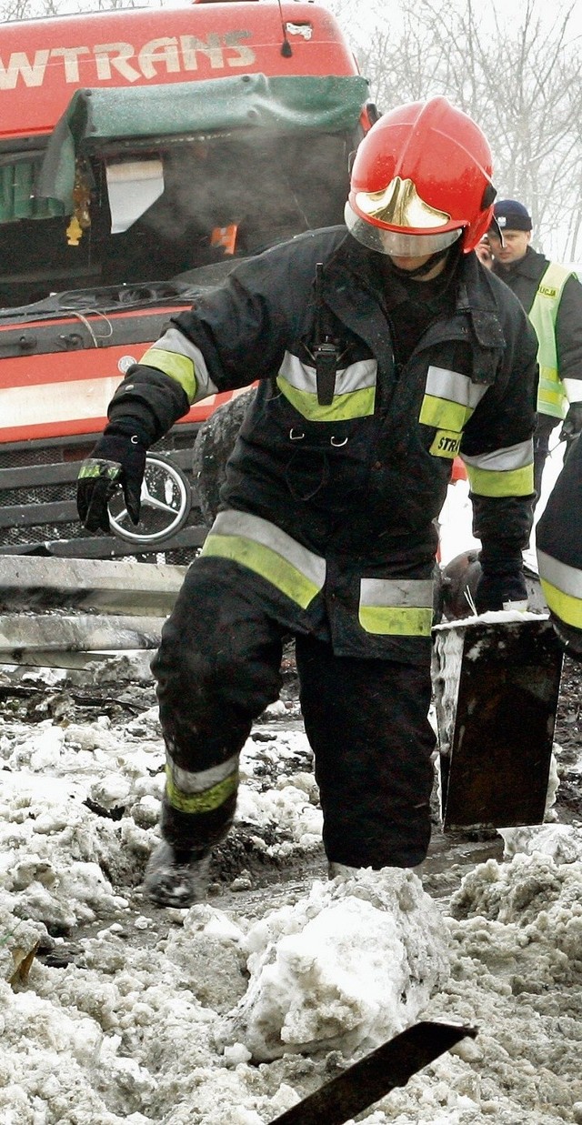 Strażacy usuwali porozrzucane po jezdni części pojazdów