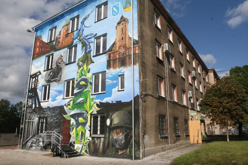 Rybnik: Kopalniany szyb i familoki można podziwiać na muralu w Chwałowicach [ZDJĘCIA]