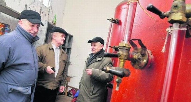 Jerzy Umbreit (w środku), prezes ROD im. 23 Lutego, wezwał fachowców, by przetestować starą pompę  do wody