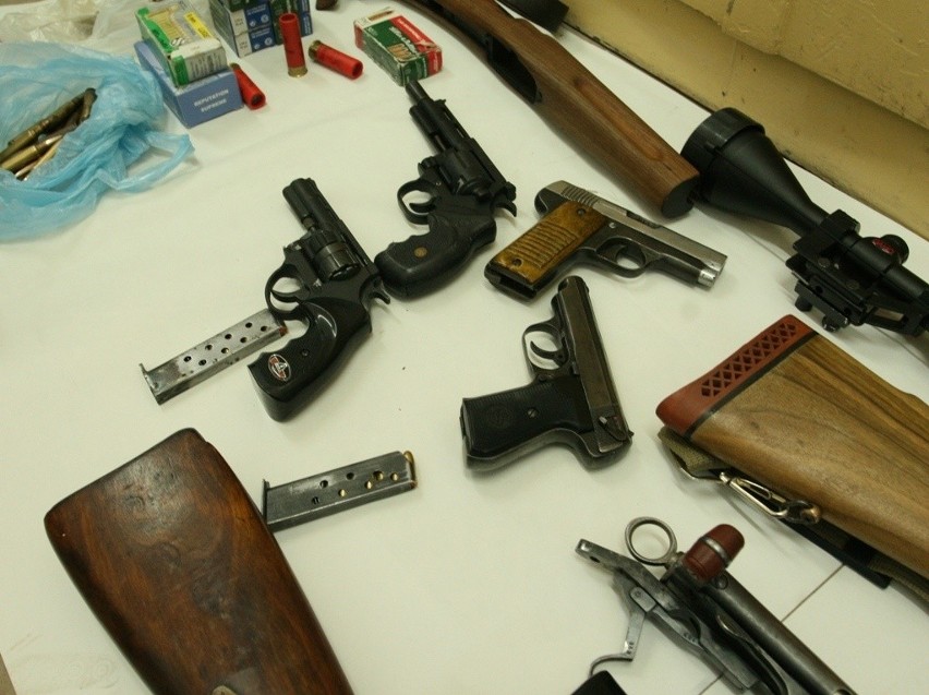 CBŚ zatrzymało cztery osoby podejrzane o handel bronią