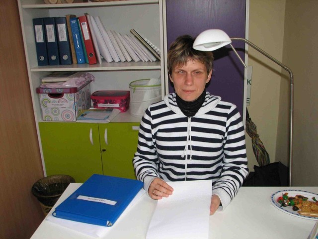 Ilona Juszczyk z zapisanym alfabetem Braille'a programem kształcenia niewidomych