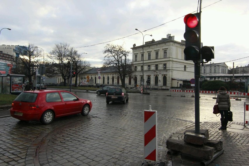 Remont pl. Orląt Lwowskich: Wciąż problemy z objazdem, sypią się mandaty (ZDJĘCIA)