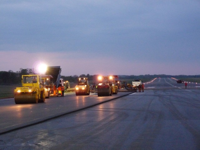 Na łódzkim  lotnisku nocami trwa remont pasa startowego