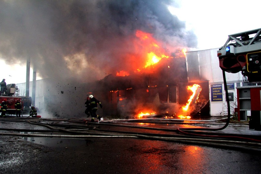 33 zastępy strażaków walczyły z groźnym pożarem hali...