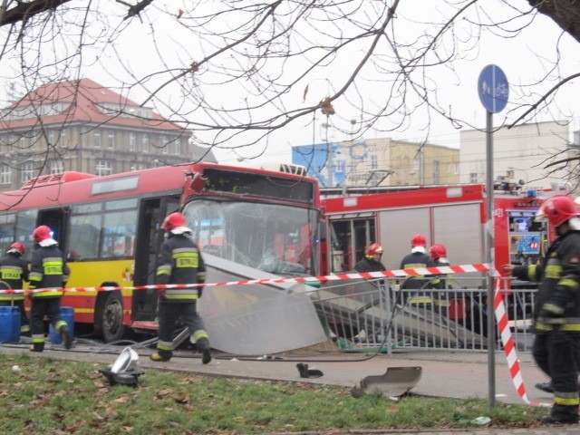 Wrocław: Autobus staranował przystanek na pl. Jana Pawła II. Jedna osoba nie żyje (ZDJĘCIA, FILM)