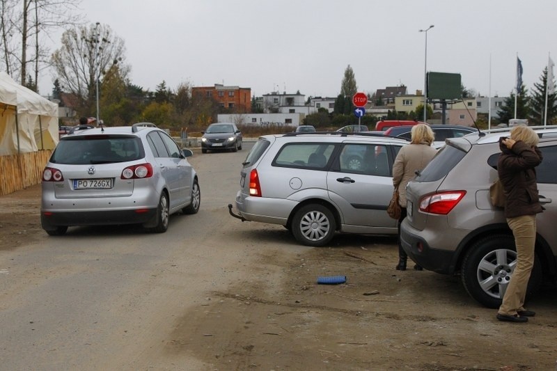 Poznań: Tłumy przy cmentarzach. Policjanci kierują ruchem [ZDJĘCIA]