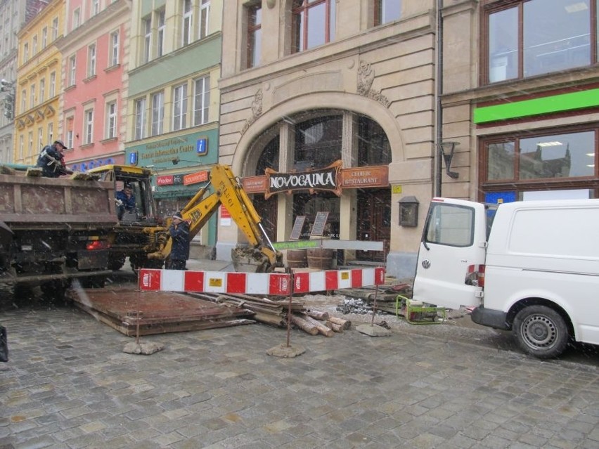 Wrocław: Rynek rozkopany. W sercu miasta powstał czterometrowy dół (ZDJĘCIA)
